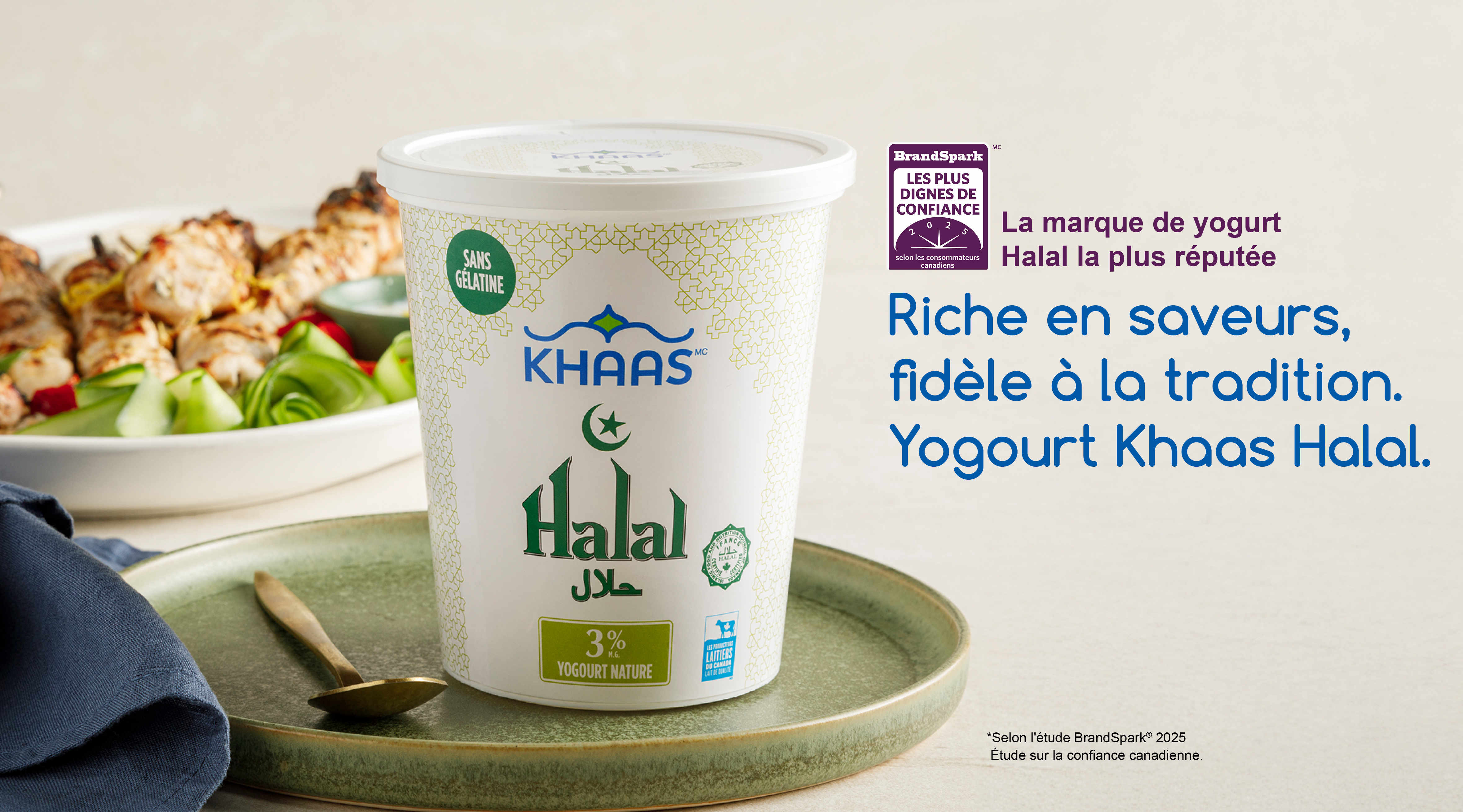 Une banderole présentant l'emballage du yogourt Khaas Halal 3 %. Le produit est présenté dans une assiette verte sur un fond blanc mat, avec une assiette de brochettes en arrière-plan. Le titre de la banderole est : « Riche en saveurs, fidèle à la tradition. Yogourt Khaas Halal ».